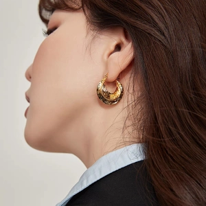 Boucles d'oreilles vintage en plaqué or 18 carats avec texture de lave martelée