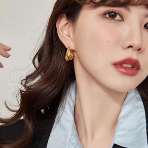 Boucles d'oreilles vintage en plaqué or 18 carats avec texture plissée sur un mannequin