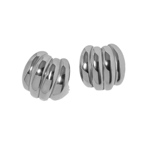 Détail des boucles d'oreilles créoles argentées à nervures avec finition métal poli