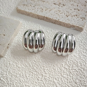 Boucles d'oreilles créoles nervurées en métal argenté sur supports en pierre beige