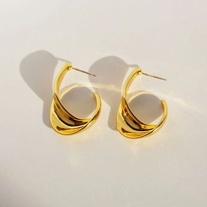 Minimalist gold geometric C-shaped earrings with wave twist design and S925 silver posts