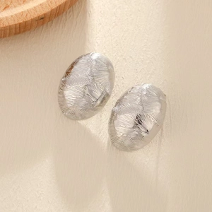 Boucles d'oreilles ovales en cuivre plaqué or 18 carats avec texture métallique