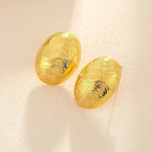 Vue détaillée de boucles d'oreilles ovales plaquées or 18 carats à texture tissée