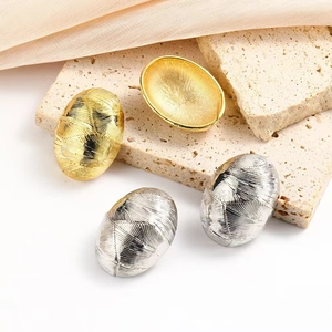 Boucles d'oreilles ovales plaquées or 18K avec texture métallique striée en or et argent