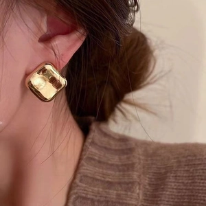 Boucles d'oreilles carrées géométriques minimalistes avec finition dorée pour femme