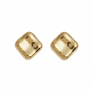 Boucles d'oreilles carrées dorées minimalistes avec finition martelée sur fond blanc