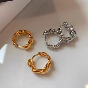 Boucles d'oreilles créoles torsadées en métal doré et argenté au style rétro