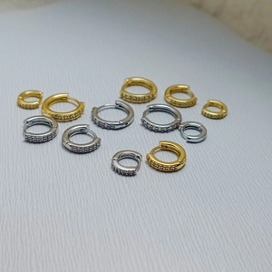 Minimalistisches Gold- und Silber-Creolen-Set mit Zirkonia-Steinen für den Alltag