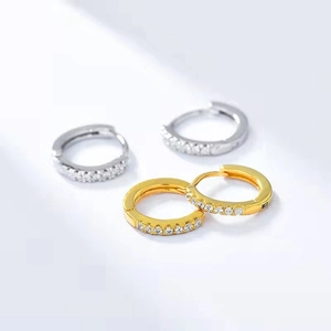 Minimalistische Zirkon-Creolen in Gold und Silber für den Alltag und Kombinationen