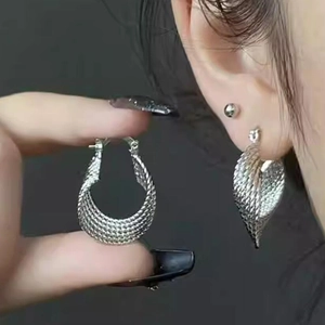 Boucles d'oreilles argentées en U avec texture tissée pour un style industriel vintage