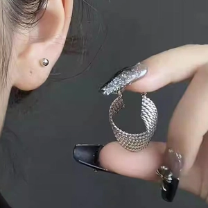Créoles chic à texture maillée argentée avec un design de bande large et irrégulière