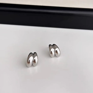 Gepolijste zilveren golf oorbellen in minimalistische metalen stijl voor dames
