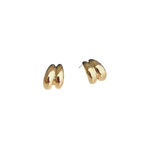Minimalistische dubbellaagse gouden golf oorknopjes met gepolijste metalen finish