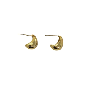 Minimalistische dicke goldene Ohrstecker in Tropfenform mit polierter Metalloberfläche