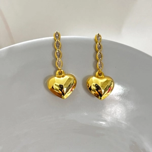 Boucles d'oreilles cœur plaqué or 18K ornées de zircons blancs de taille marquise