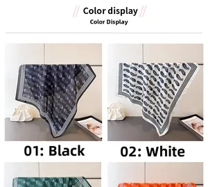 Detailansicht von Paisley-Seidenschals in den Farben Schwarz, Weiß, Grün und Orange