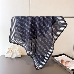 Eleganter quadratischer Seidenschal mit weißem Paisley-Muster und dunkelblauem Rand