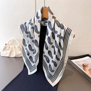 Seidenartiges Satin-Vierecktuch mit Paisleymuster und gestreiftem Rand am Bügel