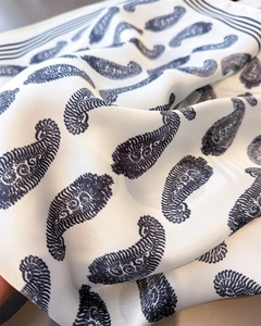 Makroansicht der Seidenschals mit Paisley-Muster, Streifenrand und Faltenwurf