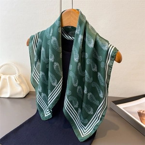Eleganter dunkelgrüner Seidenschal mit Paisley-Muster und Streifenrand am Holzbügel