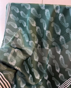 Detailansicht eines dunkelgrünen Seidenschals mit Paisley-Muster und Randstreifen