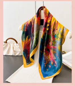 Detail van een zijden sjaal met levendige zonnebloem olieverfprint en elegante drapering
