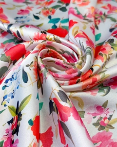 Dettaglio di un elegante foulard in seta con stampa di rose e finitura satinata lucida