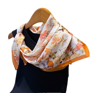 Elegante foulard in seta da donna con vivace stampa floreale arancione e foglie verdi