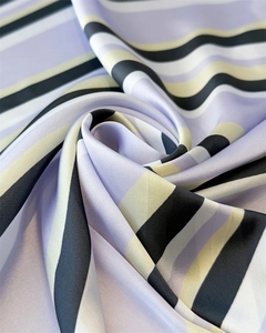 Makroaufnahme von gestreiftem Satinschal in Lavendel und Beige mit seidigem Glanz-Finish