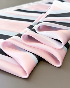 Detailaufnahme des Seidenschals mit geometrischen Streifen und weicher Satin-Textur