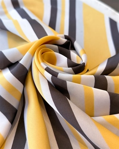 Makroaufnahme von geometrisch gestreiftem Satin-Seidenstoff in eleganter Rosenfaltung