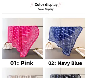 Détails de foulards en soie géométriques rose et bleu marine sur des sacs blancs