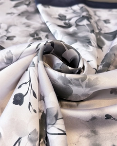 Vue macro détaillée de la texture du foulard en soie avec imprimé floral noir et blanc
