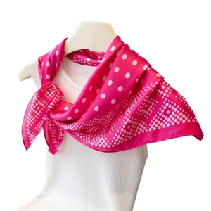 Foulard en soie rose à pois avec finition satinée sur présentoir minimaliste blanc