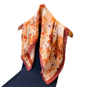 Écharpe élégante en soie à imprimé floral orange avec une large bordure brun rouge foncé