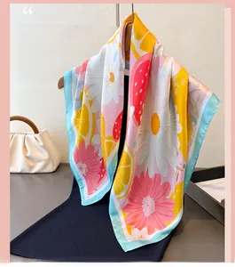 Détail d'un foulard en soie carré avec imprimés de citrons et de fleurs de marguerite