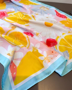 Vue détaillée du foulard rose effet soie avec imprimés citron jaune, marguerite et cerise