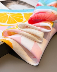 Vue détaillée d'un foulard en soie de qualité avec imprimé de citrons et d'agrumes frais