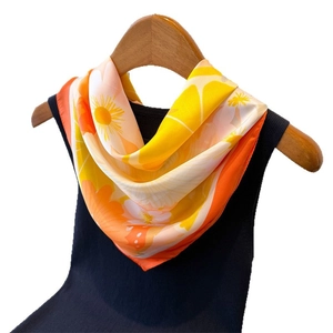 Élégant foulard en soie à imprimé floral citron sur mannequin sur fond blanc