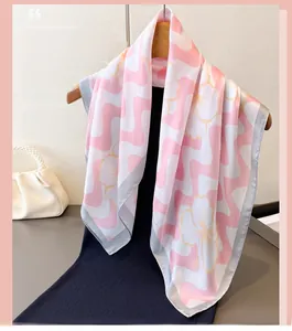 Écharpe en soie à fleurs d'hibiscus roses sur robe noire avec sac à main en perles