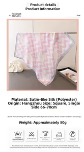 Vue détaillée du foulard en satin rose à motif floral avec ondulations et étiquette de lavage