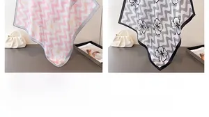 Détail de foulards en soie à imprimé floral hibiscus et vagues pour femmes