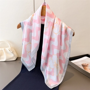 Foulard en soie à vagues roses et fleurs suspendu avec accessoires élégants