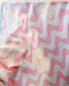 Vue détaillée du motif floral ondulé sur un tissu soyeux au fini satiné