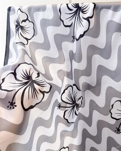 Détail d'un foulard en soie avec motifs de vagues et imprimés floraux de fleurs d'hibiscus