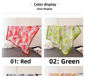 Détails des foulards carrés en soie aux motifs de feuilles abstraites en rouge et vert
