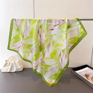 Foulard élégant en soie à motif feuilles vertes exposé pour un look mode haut de gamme