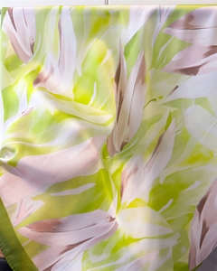 Gros plan du foulard en soie vert et blanc avec des motifs de feuilles délicates