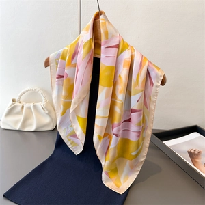 Carré de soie élégant avec motifs de feuilles abstraites en jaune et rose