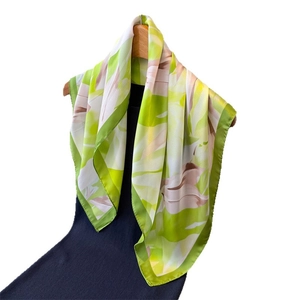 Foulard en soie à imprimé floral vert et ivoire avec une texture satinée lisse